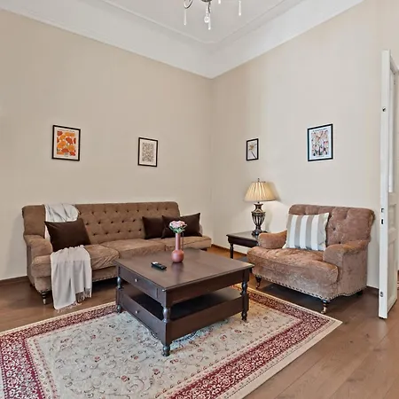 Old Town Nightlife Where Noise Is Expected Appartamento Bucarest