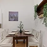 Old Town Nightlife Where Noise Is Expected Apartman *