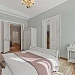 Old Town Nightlife Where Noise Is Expected Apartman Bukarest