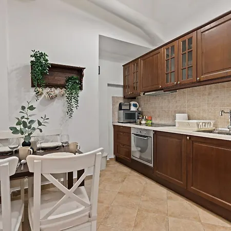 Old Town Nightlife Where Noise Is Expected Бухарест