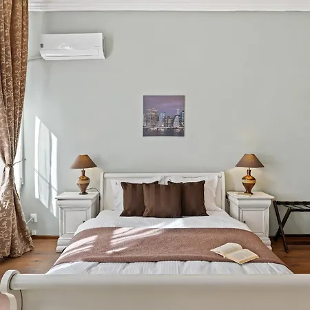 Old Town Nightlife Where Noise Is Expected Бухарест