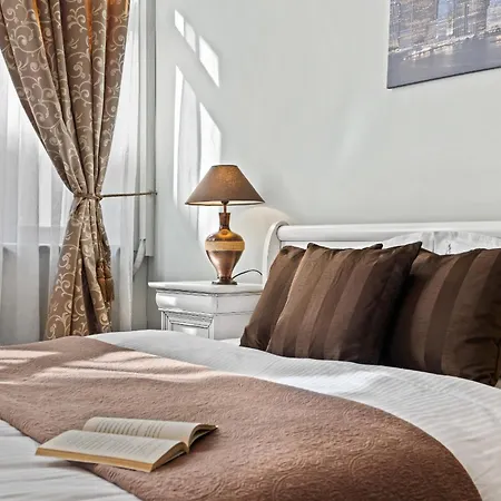 Old Town Nightlife Where Noise Is Expected דירה *