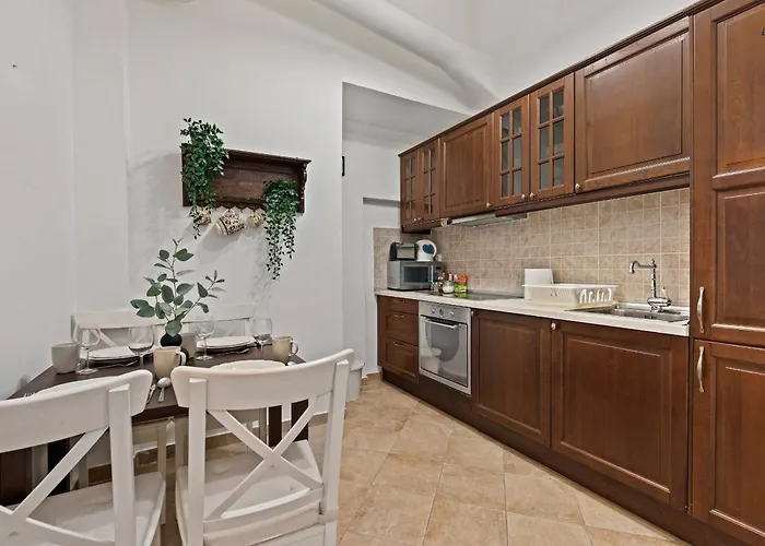 Old Town Nightlife Where Noise Is Expected Bucureşti