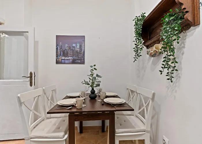 Old Town Nightlife Where Noise Is Expected דירה *