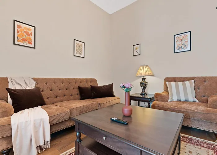 Old Town Nightlife Where Noise Is Expected בוקרשט