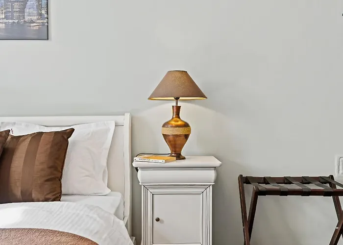 Old Town Nightlife Where Noise Is Expected * 布加勒斯特